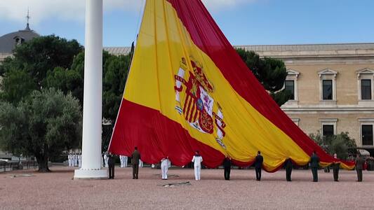 (Vídeo) Los presidentes del CGPJ y del Tribunal Supremo presiden el acto de izado solemne de la bandera nacional 