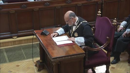 Vídeo. El Salón de Plenos del Tribunal Supremo acoge la ceremonia de jura o promesa ante la Sala de Gobierno del alto tribunal de cuatro nuevos fiscales de Sala.