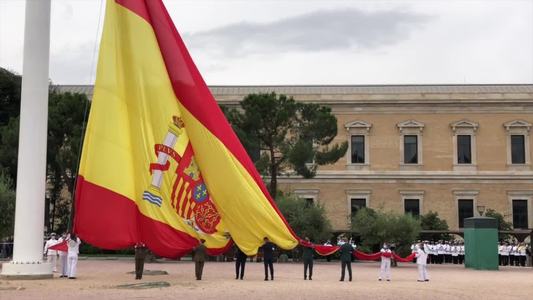 Izado de la bandera con motivo del séptimo aniversario de la proclamación del rey Felipe VI