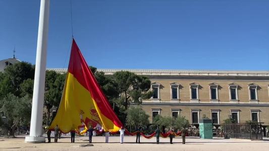 Vídeo. Acto del izado solemne de la bandera con motivo del aniversario de la proclamación del rey presidido por el presidente del TS y del CGPJ