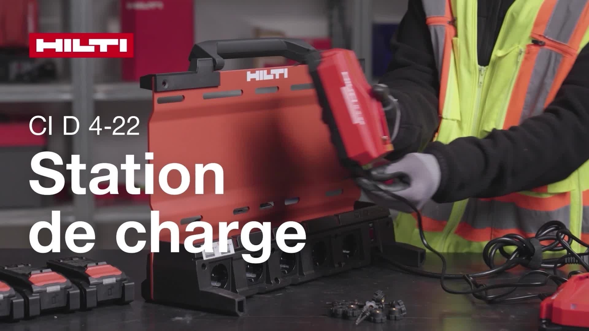 Vidéo d’instructions sur l’installation et l’utilisation de la station de charge CI D 4-22, y compris la configuration à plusieurs baies, le support mural et la connexion ProKit. Pour E1, E2, E3, E4, E5. Version longue pour 2027 dans E2