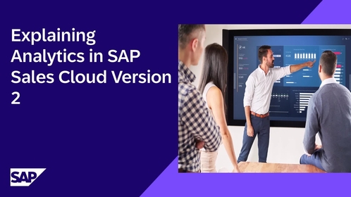Un presentador explica análisis en SAP Sales Cloud Versión 2, mientras un grupo de personas observa una pantalla grande con gráficos.