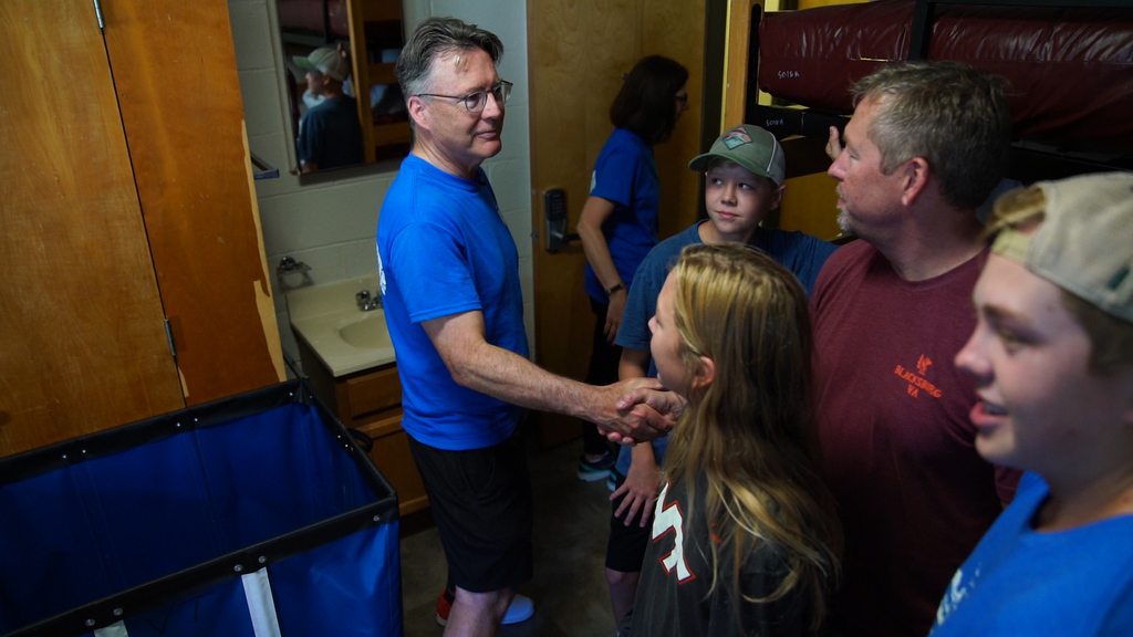 President Tim Sands helps new, returning Hokies move in