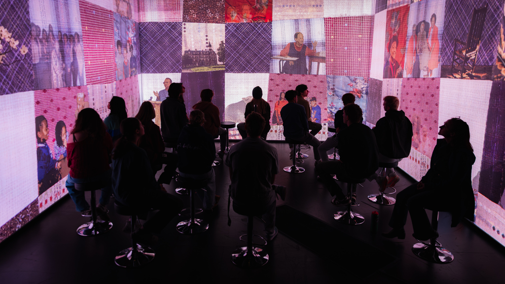 Understanding complex systems through immersive technologies