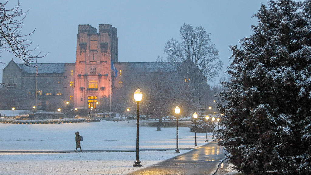 Morning snow briefly adorns Blacksburg campus