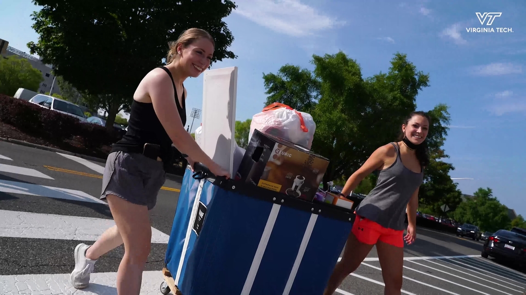 Sunshine and smiles greet incoming students during 2021 Fall Move-in