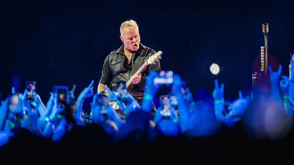 Metallica performs Enter Sandman in Lane Stadium