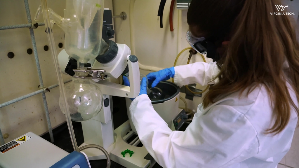 Medicinal Chemistry Lab offers students insight into testing and developing new drugs