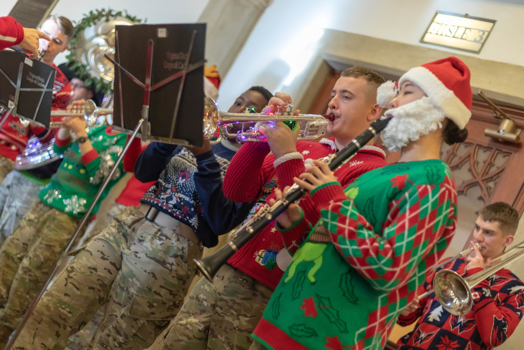 Highty Tighty carolers bring the holiday spirit