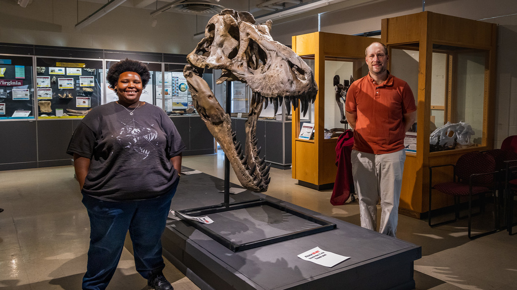 T. rex skull replica added to the Museum of Geosciences