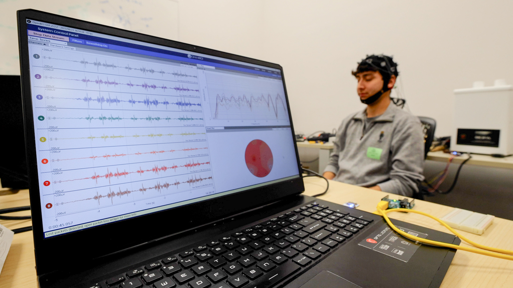 Undergraduate researchers combine neuroscience and engineering