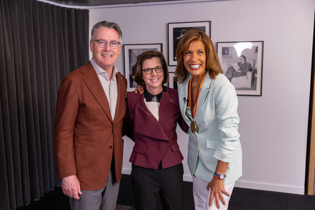 Hoda Kotb '86 presented with University Distinguished Achievement Award medal